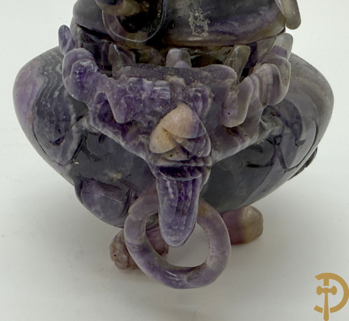 Drie Chinese handgesculpteerde urnes in gesteente met drakendecor (jade, amethist en fluoriet)