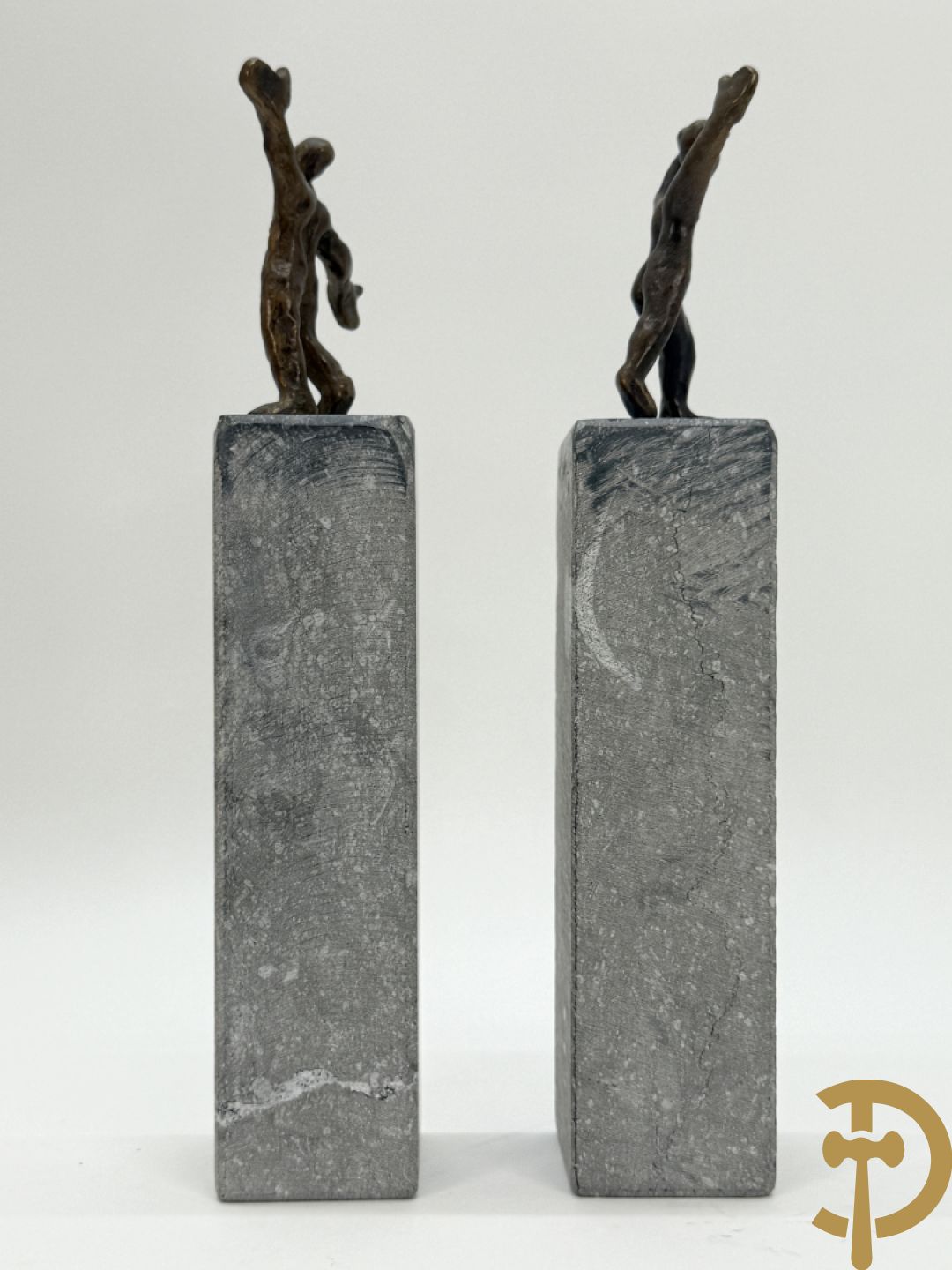 MEAN Fr. getekend (Francis) Paar bronzen sculpturen op arduinen sokkel