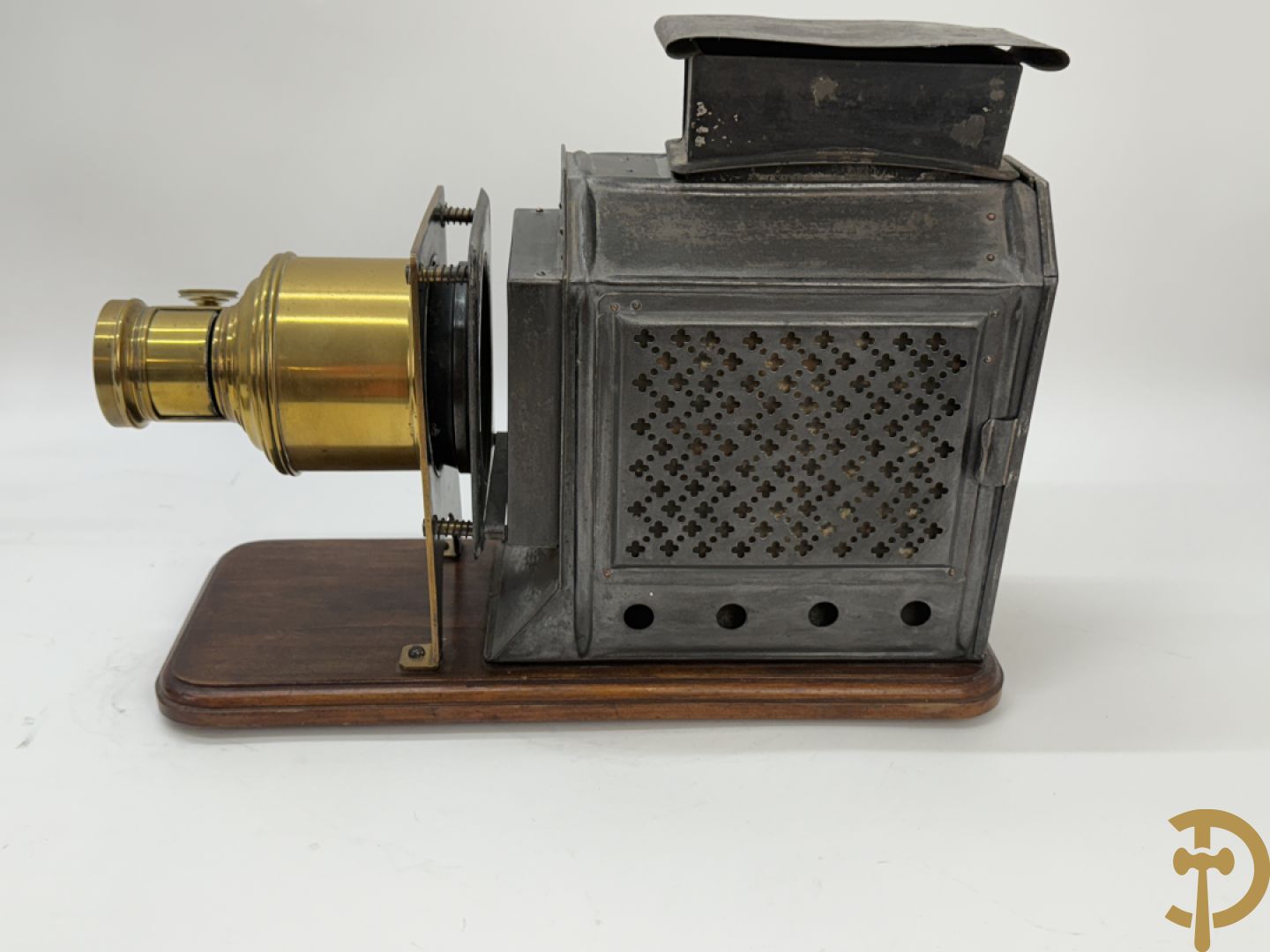 Twee antieke 19e projectors + 2 weegtoestellen
