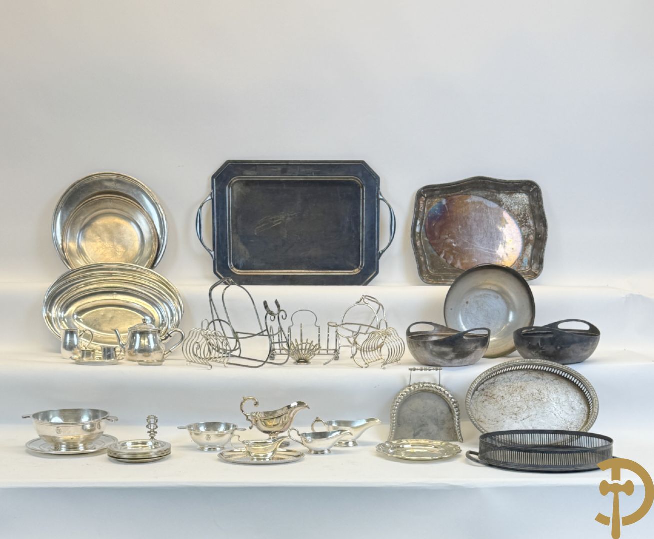 Lot verzilverde schalen, toasthouders, saucières en coupes