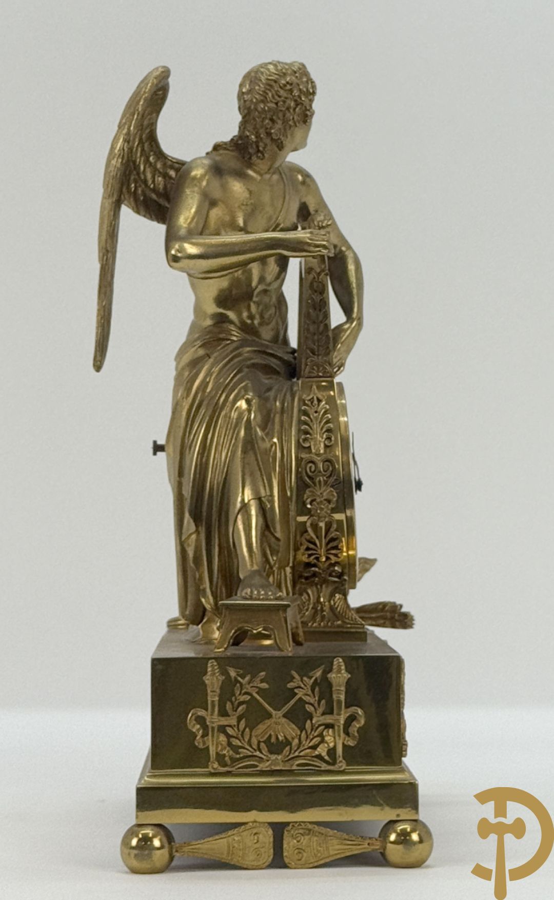 Vuurvergulde Franse bronzen Empire stijl pendule, harpvormige horloge met gevleugelde Griekse mythologische figuur, Erso die zijn lier bespeelt - Deniere et E. Mattelin, Fabricants de Bronze