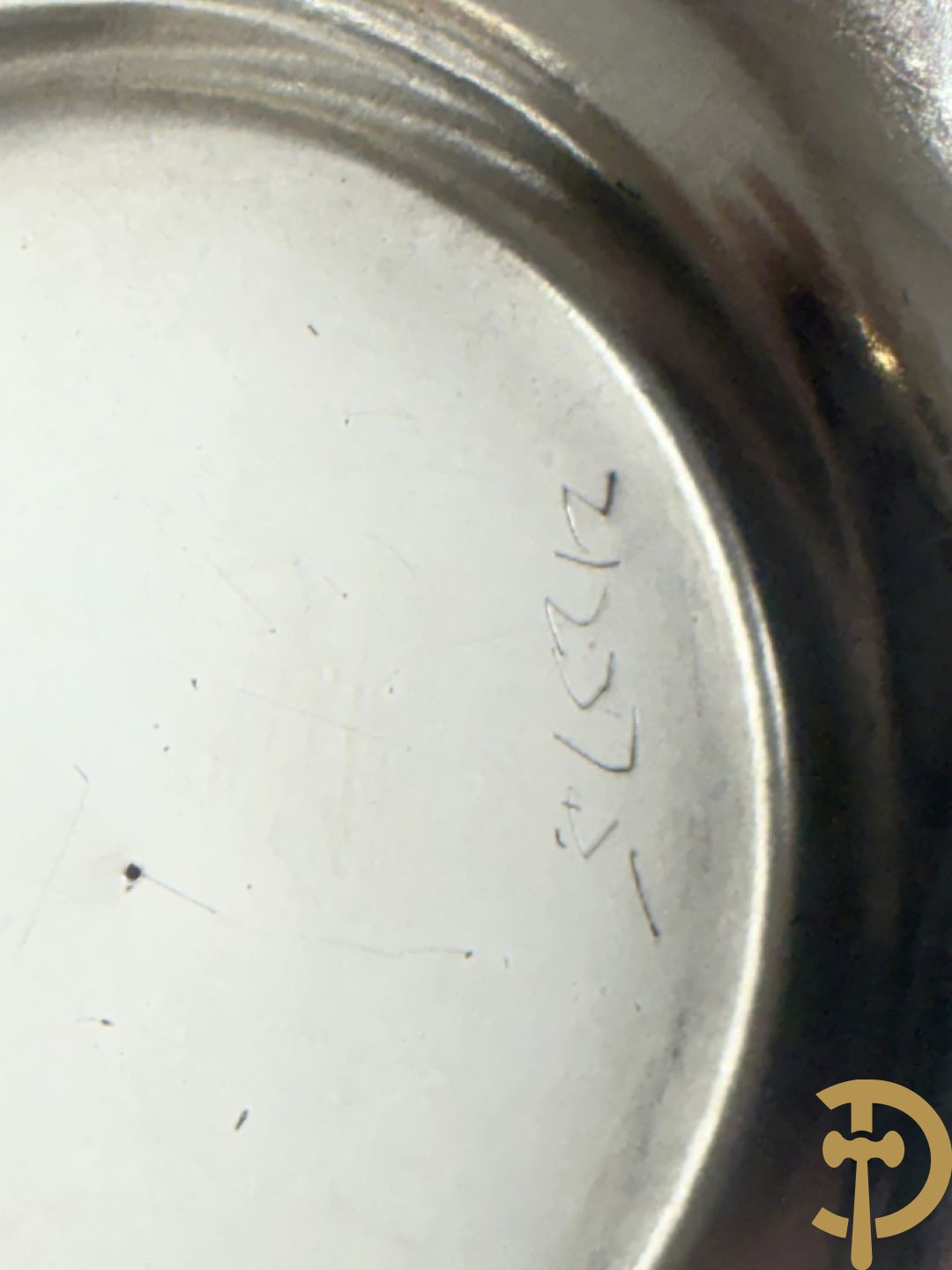 Verzilverde champagne emmer met 2 oren en embleem van larierkrans