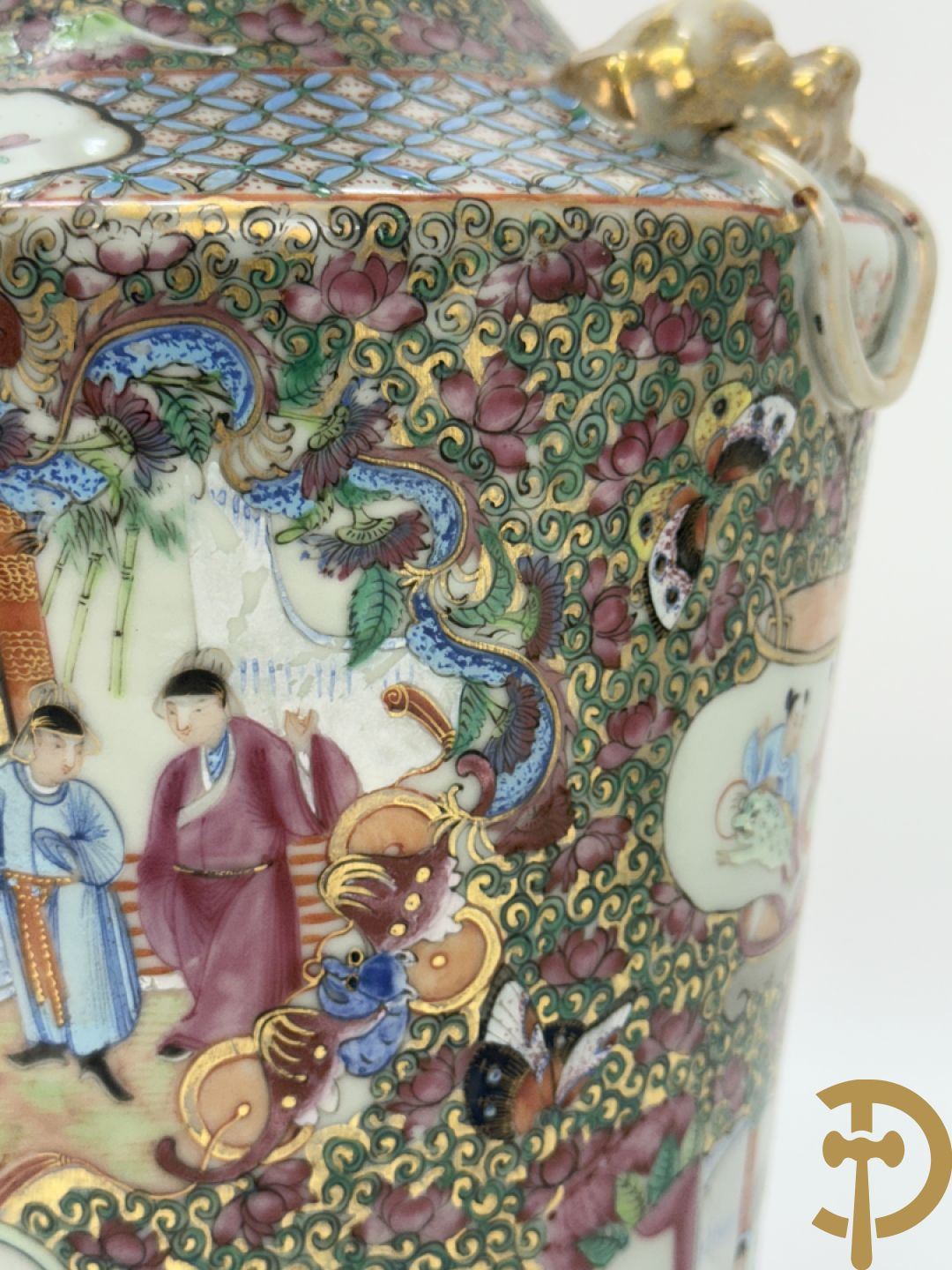 Paar Chinese porseleinen famille rose Kanton vazen met geanimeerd decor en zijdelings met fo honden
