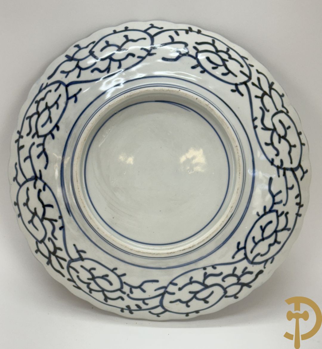 Twee porseleinen Imari schotels