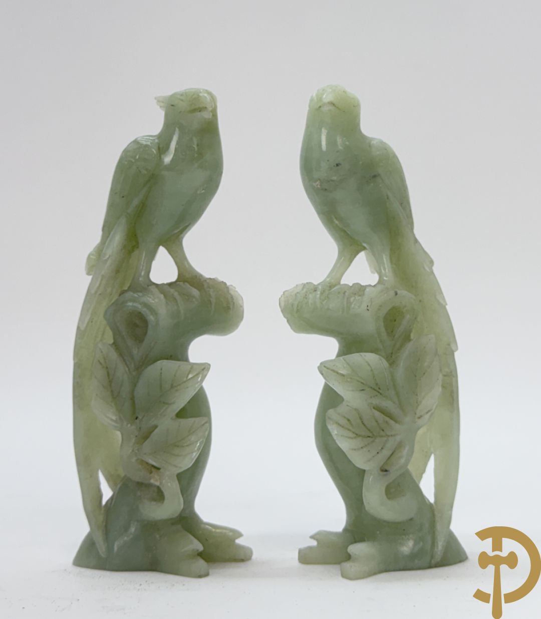Vier Chinese handgesculpteerde vogels in jadeiet met bloemendecoratie