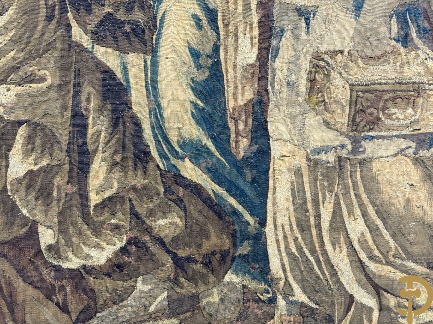 Fragment van wandtapijt met geanimeerde mythologische scène, omgeven door florale omranding, 18e