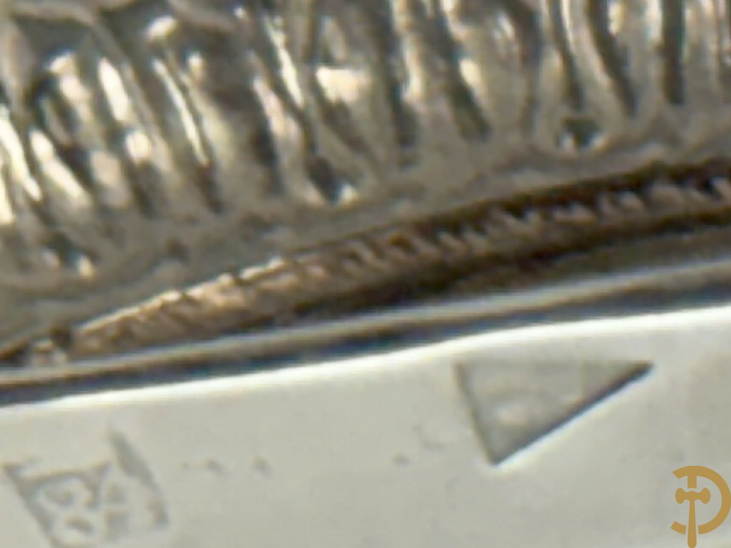 Paar massief zilveren kandelaars met gestyleerd bloemenmotief, één ervan gemerkt met stempel van Jan Baptist Verberckt, andere kandelaar met verschillende stempels met o.a. Antwerpen 1784