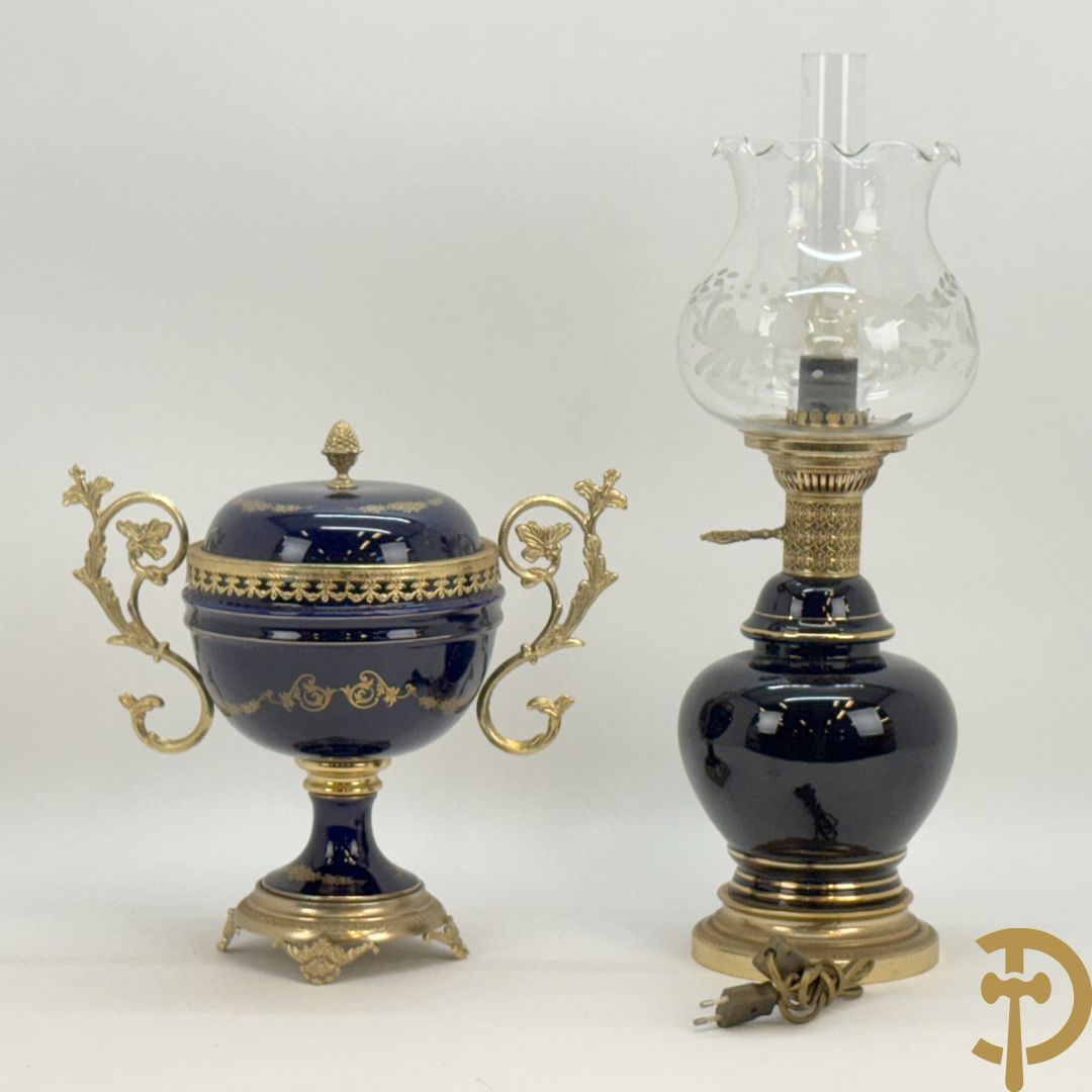Sèvres stijl dekselpotiche met koperen ornamenten en romantisch decor + lampadaire in Sèvres stijl met romantisch decor