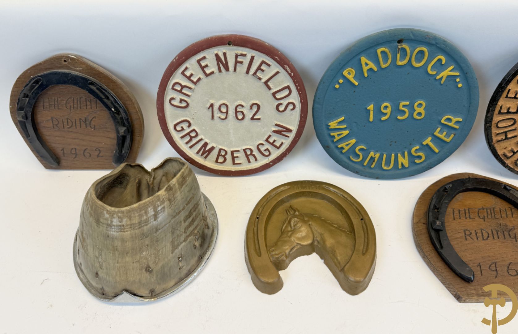 Verzameling memorabilia van paardenrennen, trofeeën en bekers