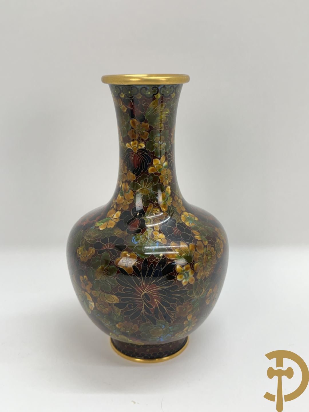 Acht stuks cloisoné w.o. paar dekselpotiches met bloemendecor, 4 vaasjes, coupe en vogel