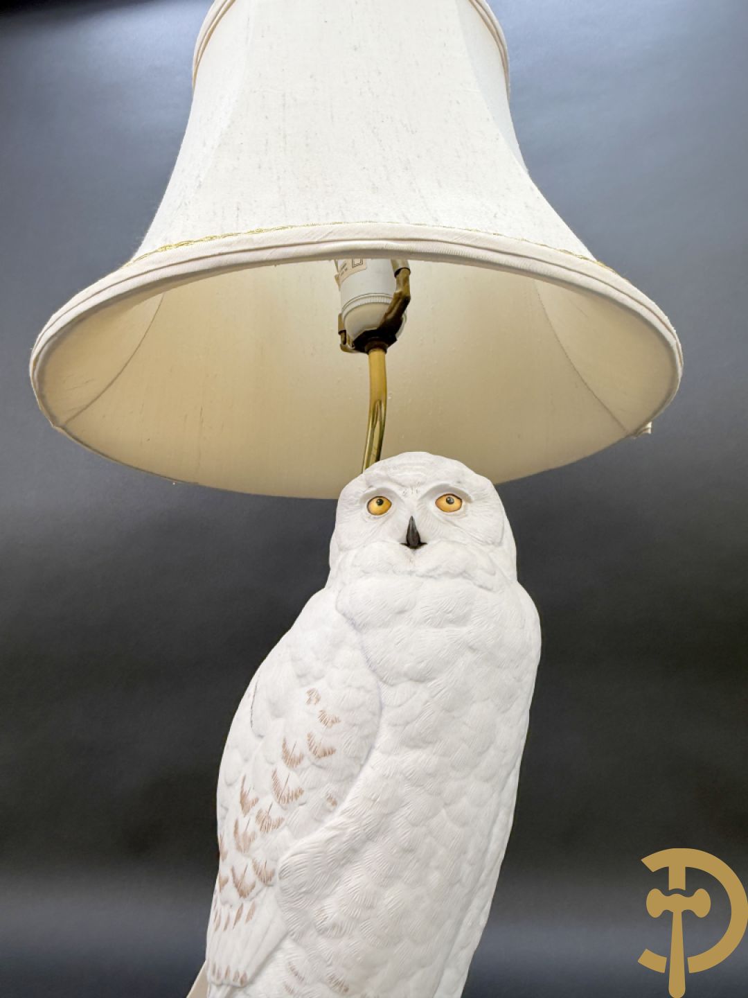 Porseleinen beeld van witte sneeuwuil als lampadaire, door Raymond Watson getekend in 1987 bij de Franklin Mint Compagnie