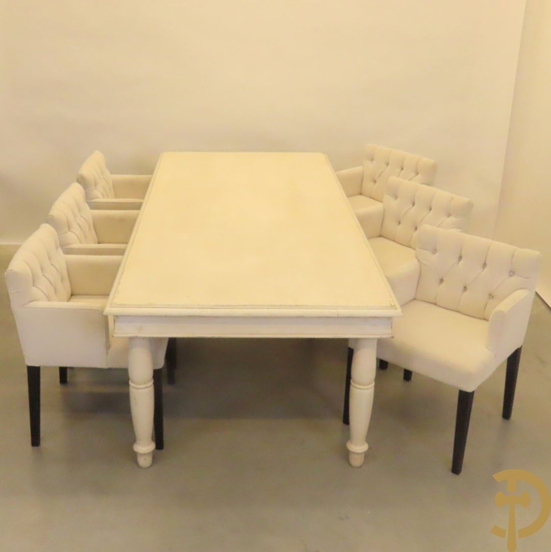 Wit geceruseerde rechthoekige tafel op ballusterpoten + 6 wit gecapitoneerde armstoelen