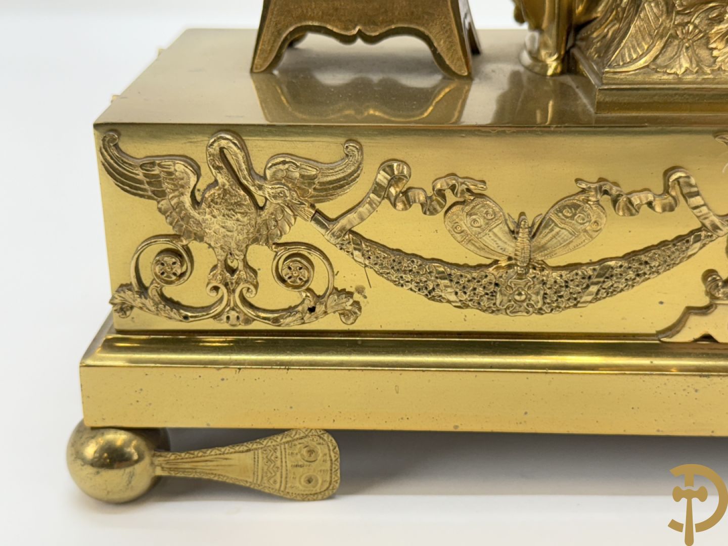 Vuurvergulde Franse bronzen Empire stijl pendule, harpvormige horloge met gevleugelde Griekse mythologische figuur, Erso die zijn lier bespeelt - Deniere et E. Mattelin, Fabricants de Bronze