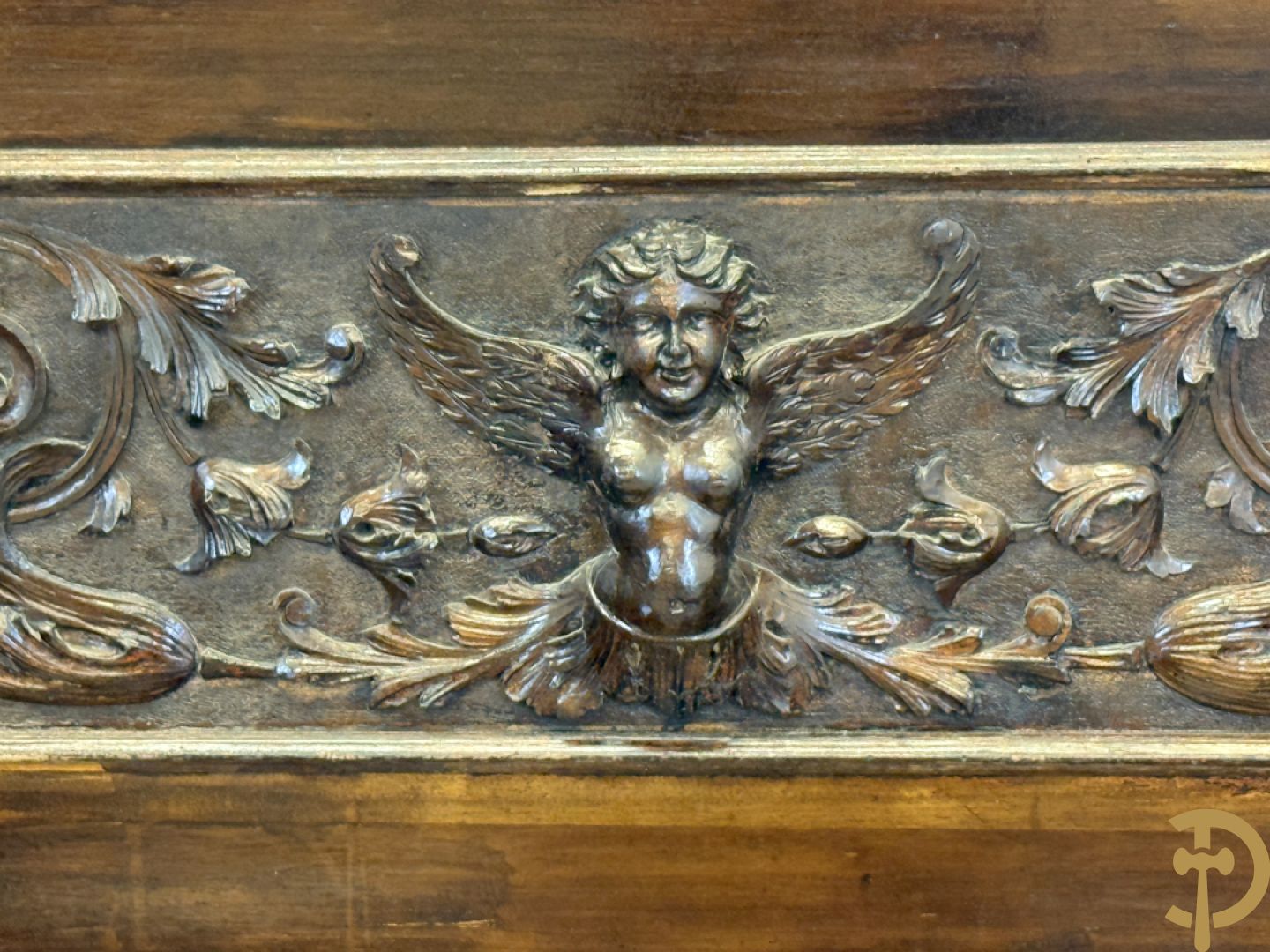 Hall bank met Neo Reniassance sculptuur van cupido