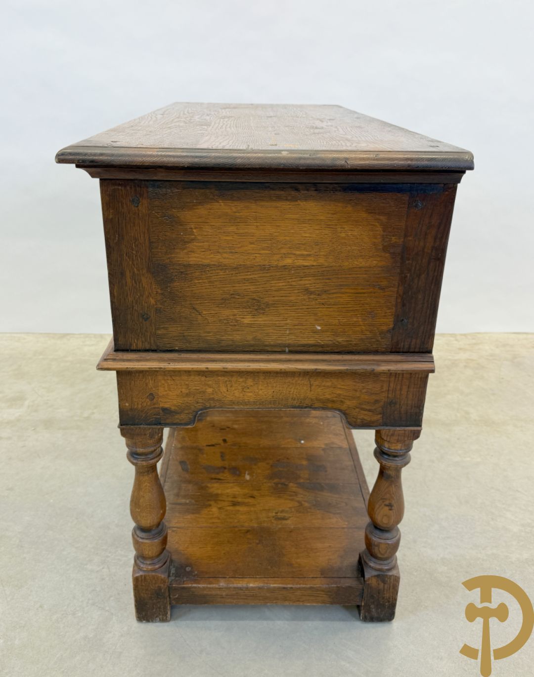 Massief eiken Engelse side board met 2 lades, op ballusterpoten