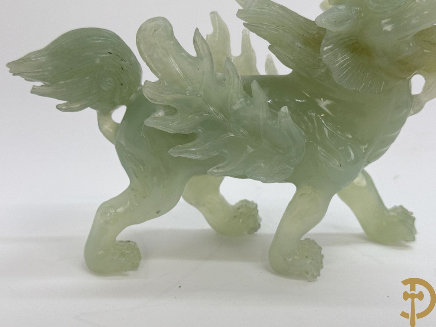 Drie Chinese handgestoken sculpturen van rammen en gevleugelde fo hond en in speksteen en jadeiet