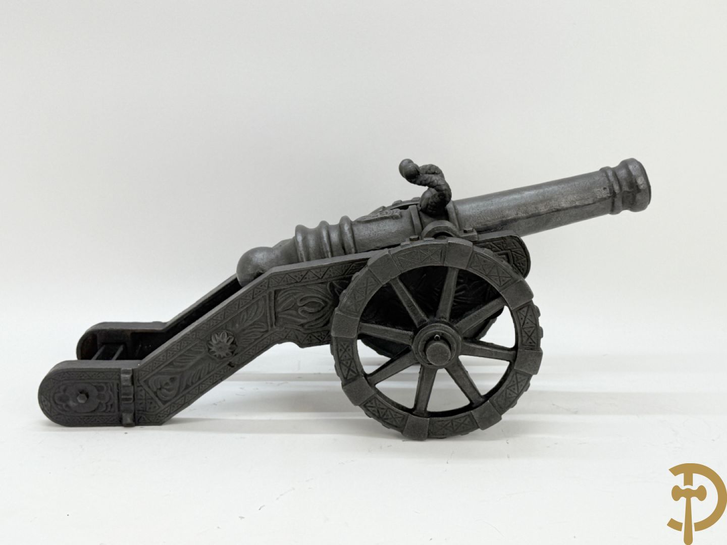 Gietijzeren miniatuurkanon met wapenschild