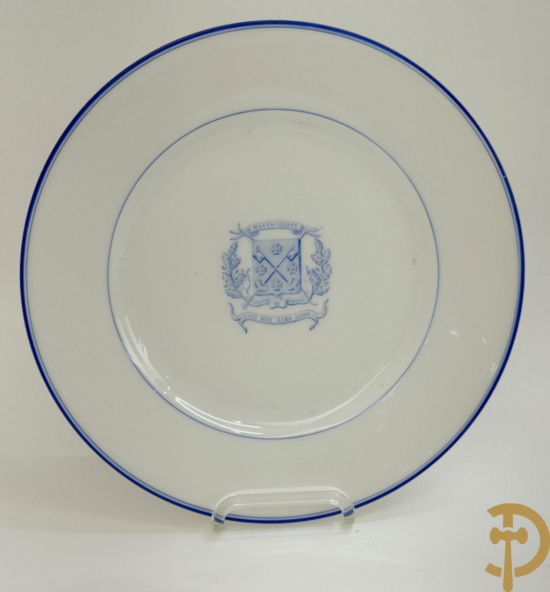 Acht porseleinen borden van boogschuttersgildes