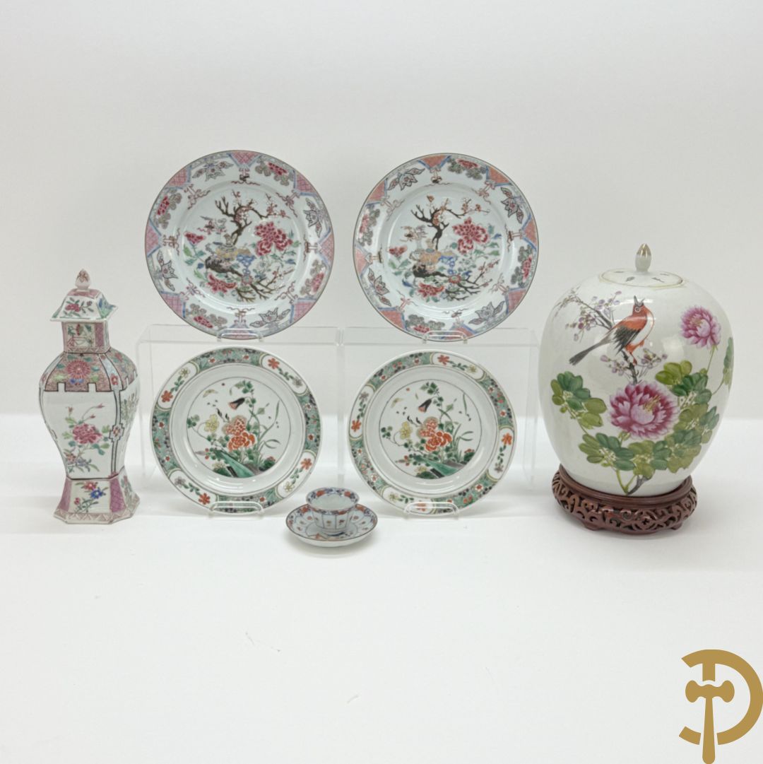 Chinese porseleinen ballustervormige vaas, King Long  + 2 porseleinen bordjes met bloemendecor + 2 bordjes met vazen- en bloemendecor + kopje en schoteltje Imari + dekselpotiche met vogel en bloemendecor