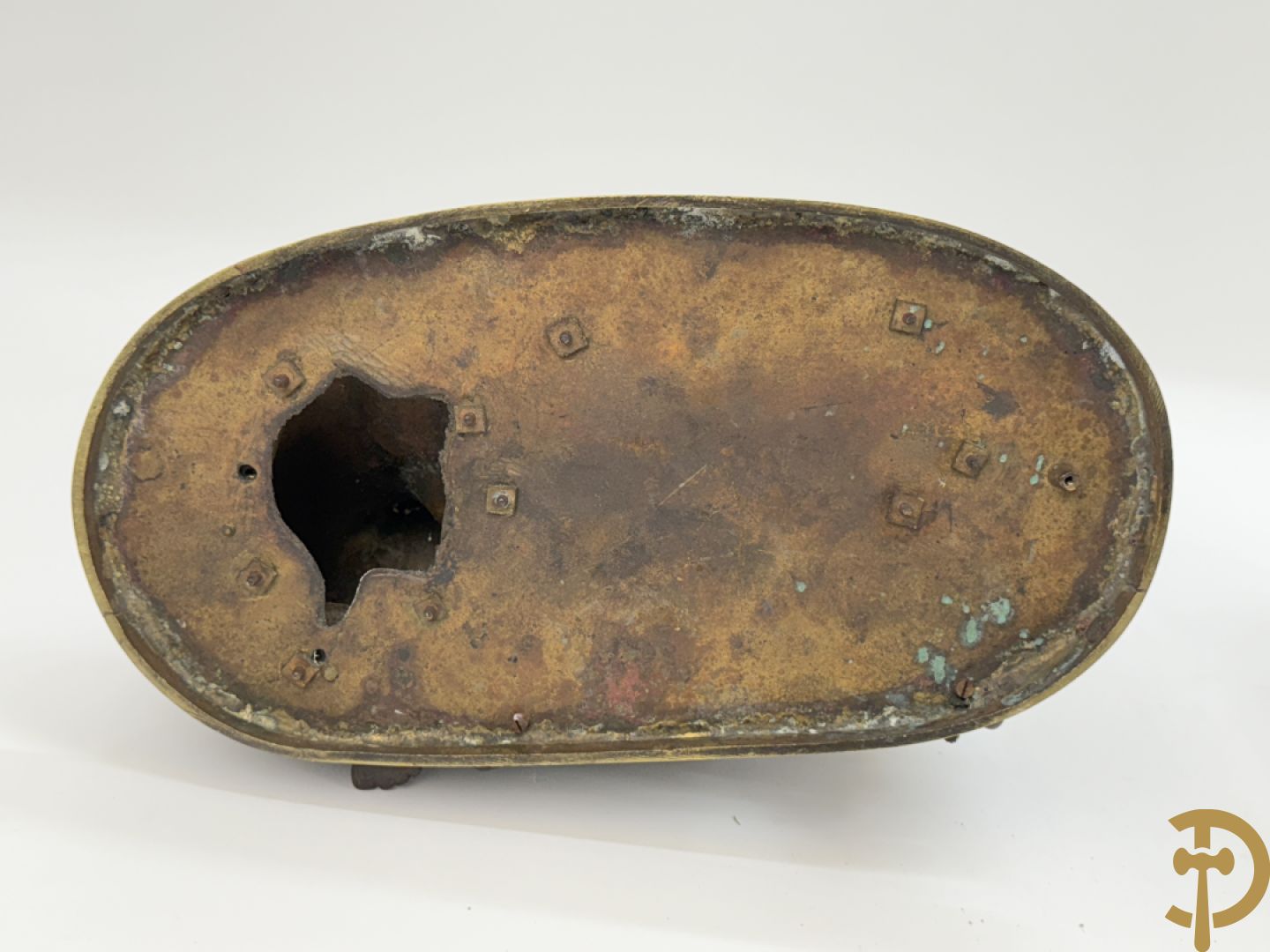 Driedelige bronzen garnituur bestaande uit middenstuk met bronzen vuurvergulde klok, Daubrée gemerkt à Nancy, bovenaan bekroond met Cleopatra met drinkbeker - getekend van Cumberworth sculpteur - geflankeerd door paar cupido