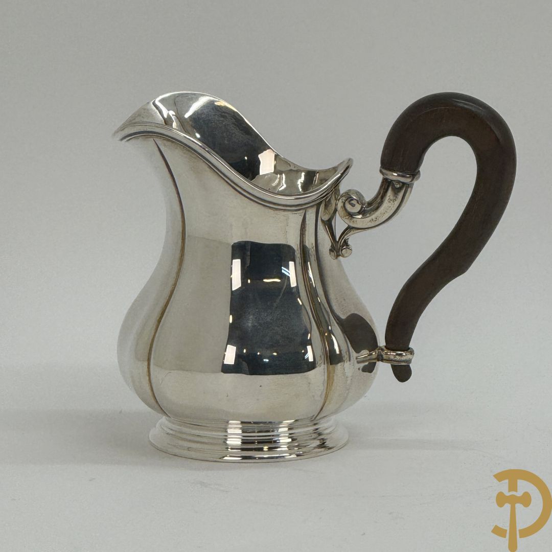 Massief zilveren koffieset bestaande uit koffiekan, theekan, melkkan en suikerpot op ovale opdienschotel, Delheid A835 gemerkt
