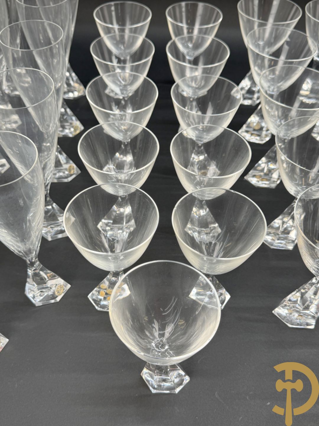 Kristallen glasservies Peill, bestaande uit 11 rode wijnglazen, 11 witte wijnglazen, 12 waterglazen en 11 champagne glazen