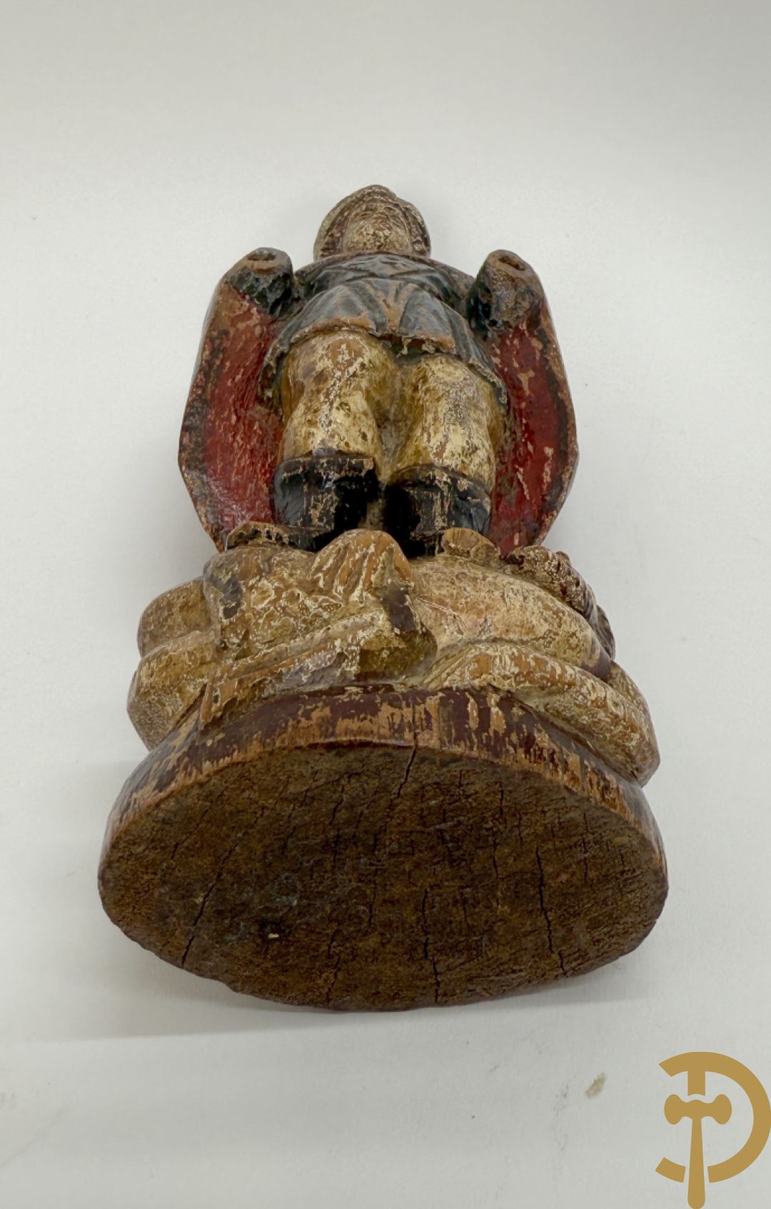 Houtsculptuur van gepolychromeerde evangelist, 18e + sculptuur van man steunend op Christusfiguur