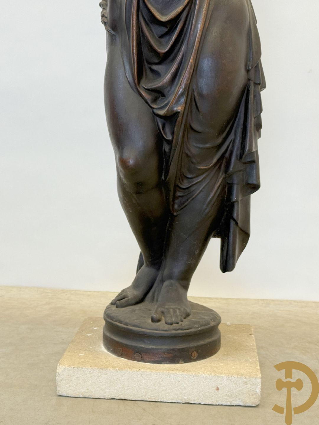 Gietijzeren gepatineerd beeld van cupido dragende een amfoor op het hoofd als lantaarn