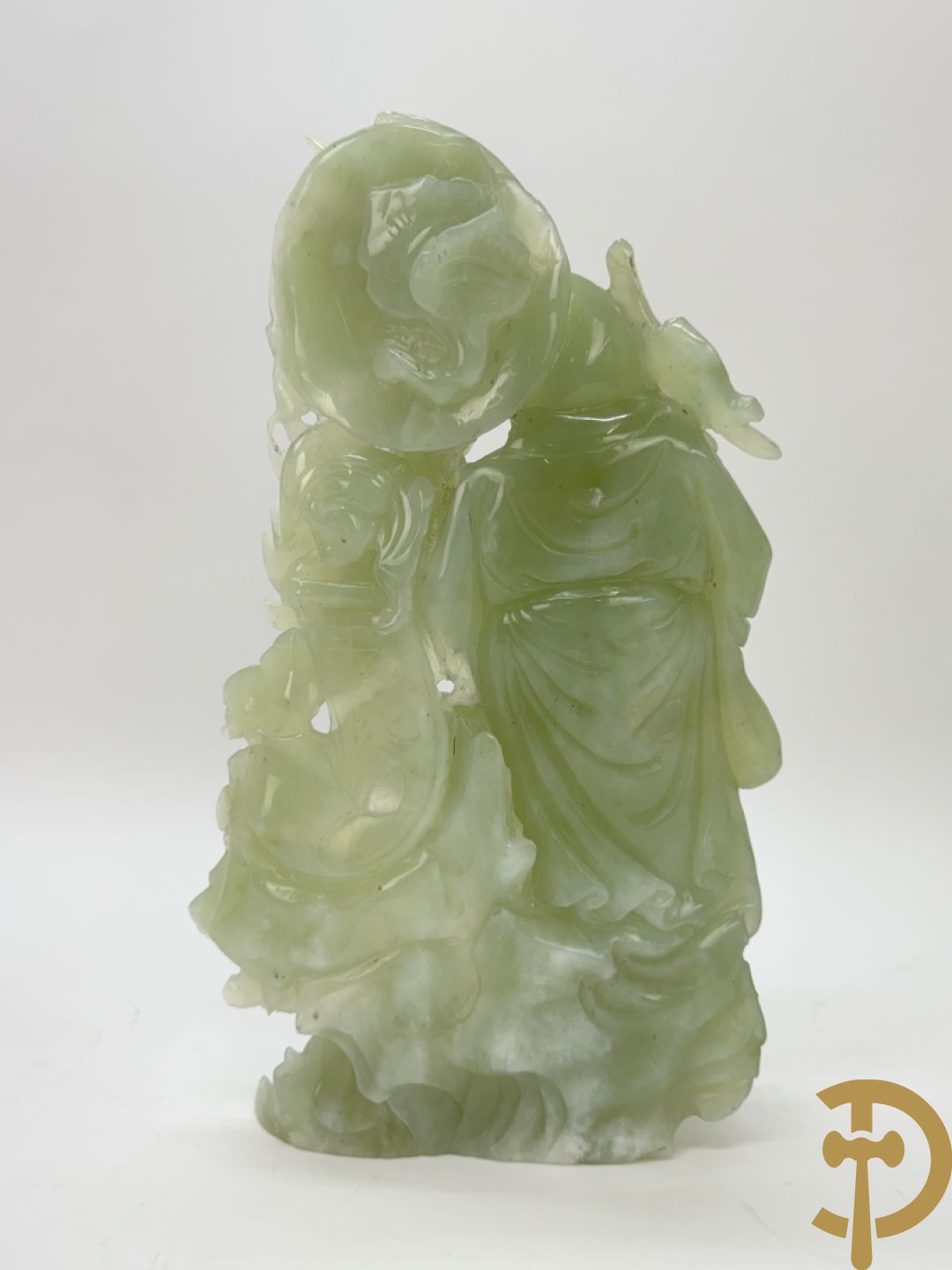 Jadeiet sculptuur van boedhistisch figuur + jadeiet wijsgeer met perziken + geisha in jadeiet