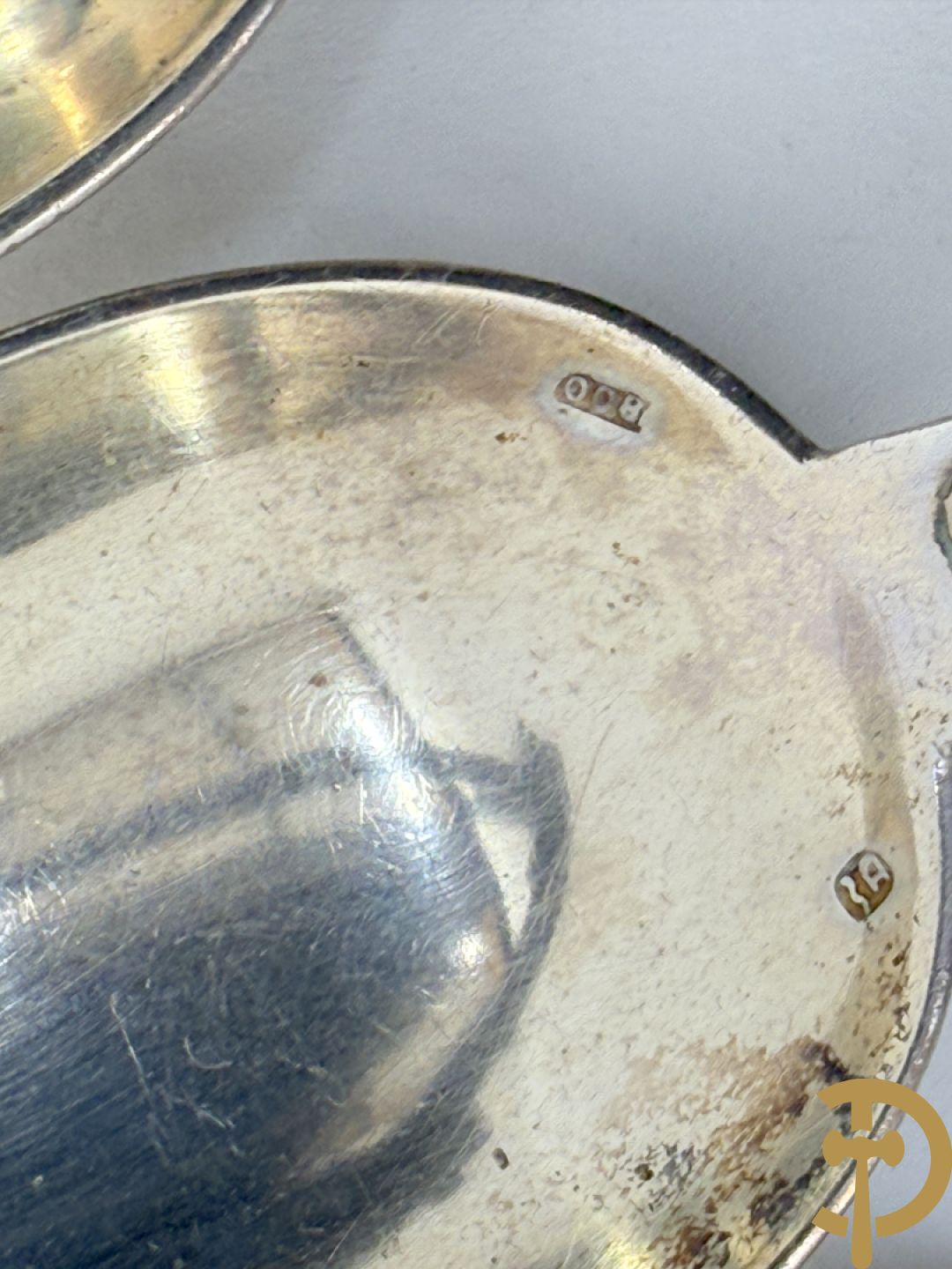 11 massief zilveren kleine lepels en 11 massief zilveren kleine vorken met bandes croisées, Delheid (813 gram) + messen met zilveren heft (na te zien)
