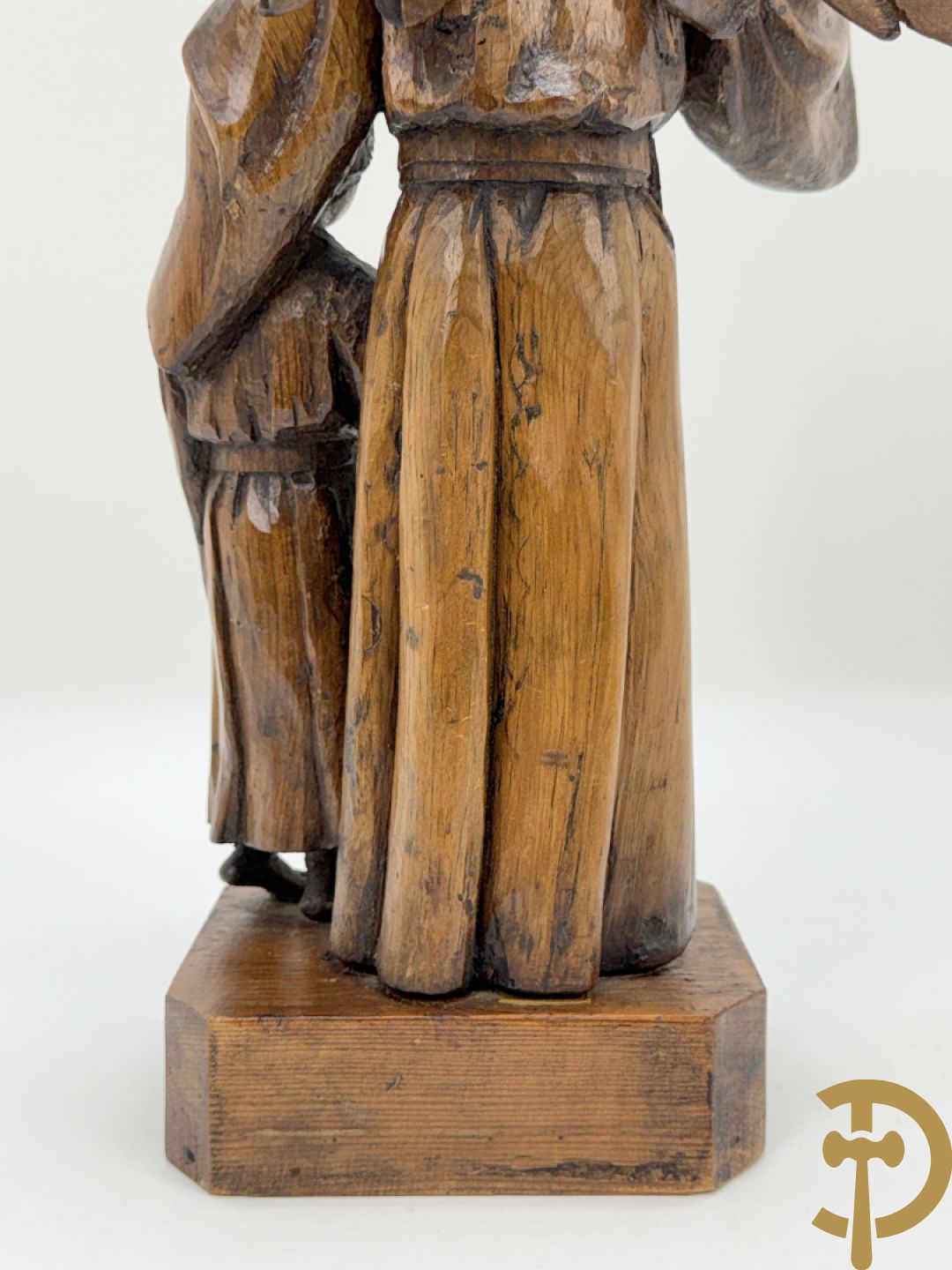 Houtsculptuur van engel met jongeling