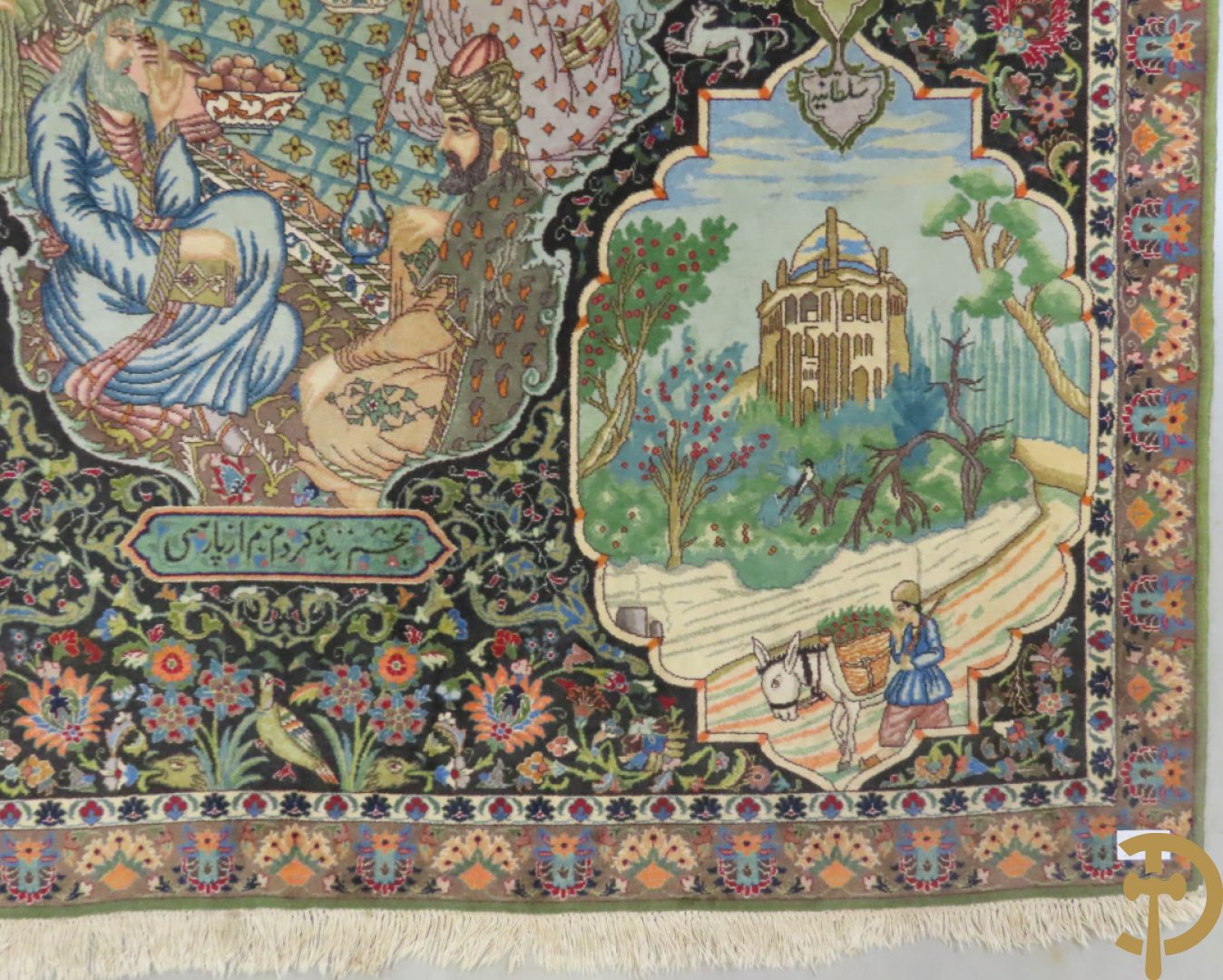 Oosters handgeknoopt tapijt Tabriz met figuratieve voorstelling, centraal met geanimeerde hofscène, omgeven door 4 hoekmedaillons met architecturale afbeeldingen - onderaan en bovenaan getekend