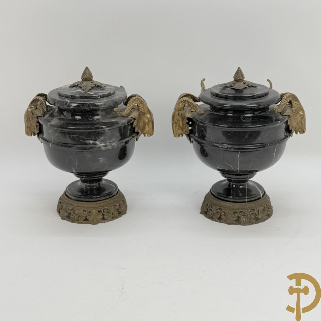 Paar marmeren cassolettes bezet met bronzen ramskoppen