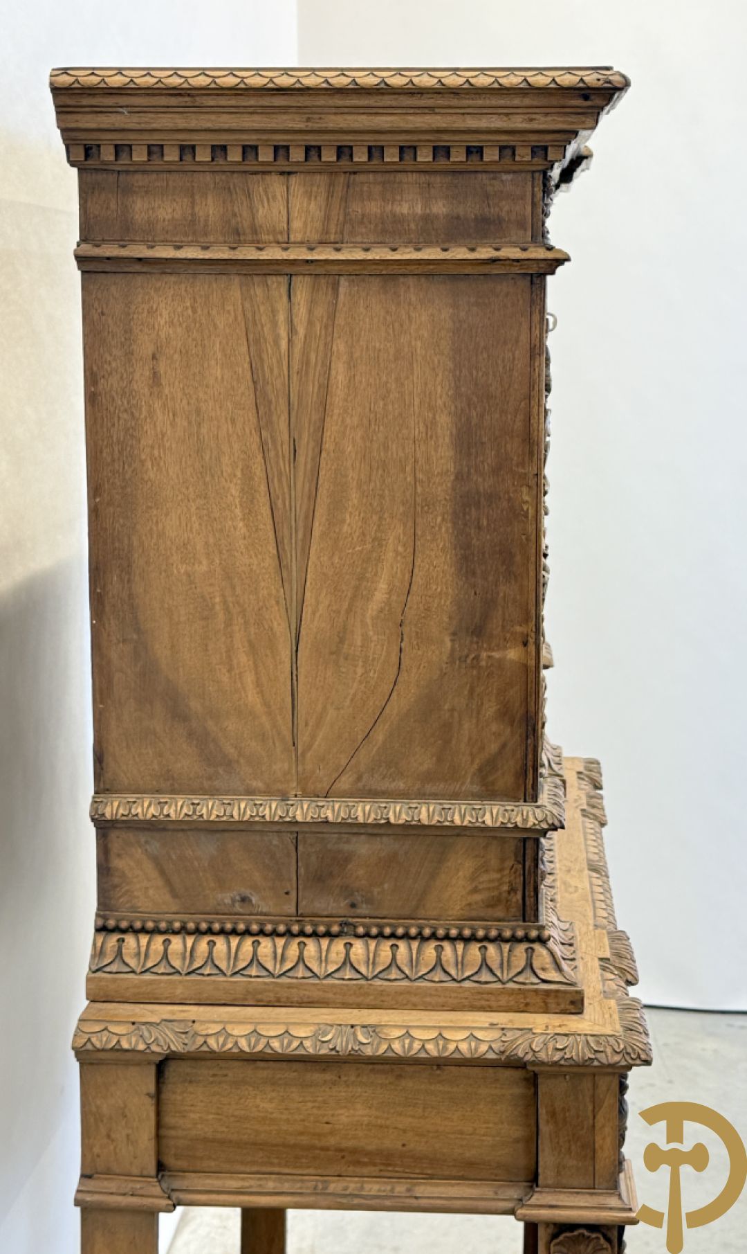 Italiaanse handgesculpteerde Neo Renaissance credance, bovenaan met klep en onderaan met lade - sculptuur van dieren en accanthusranken, gemerkt Venetia