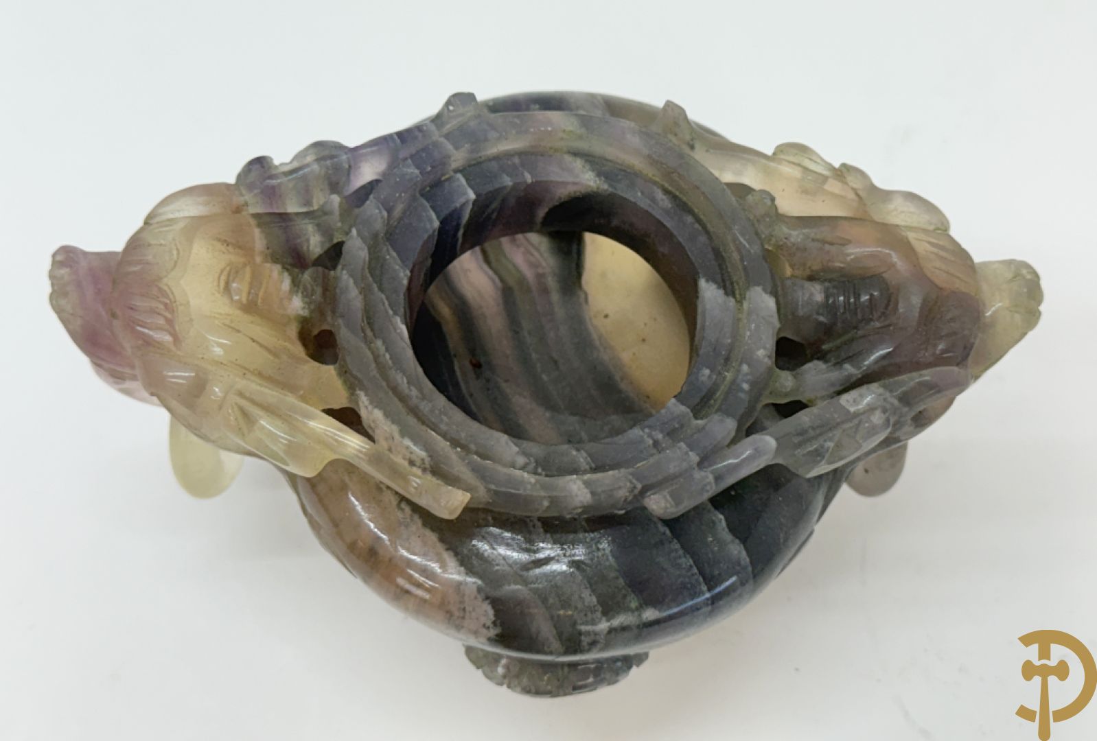 Drie Chinese handgesculpteerde urnes in gesteente met drakendecor (jade, amethist en fluoriet)