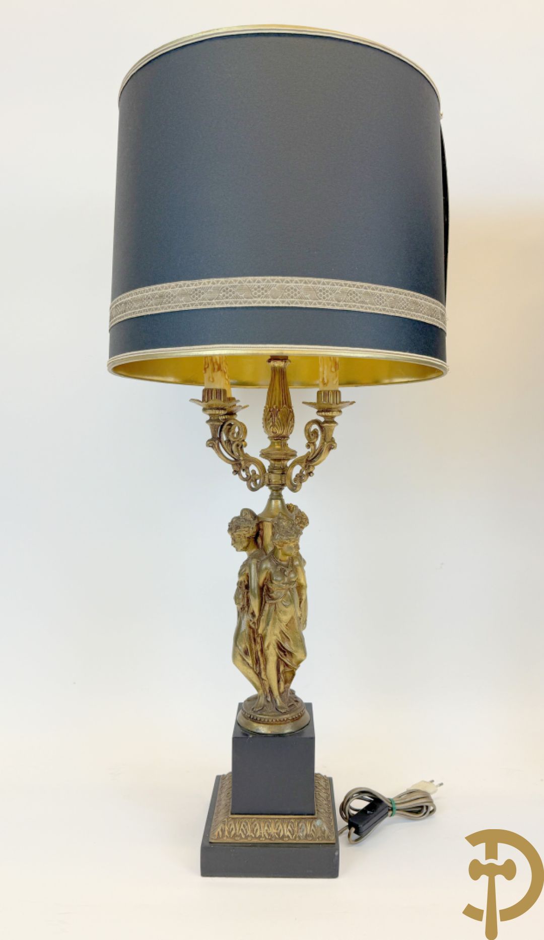 Paar vintage lampadaires met 3 karyathiden, bovenaan met 4 kaarsen en een lichtpunt, Deknudt