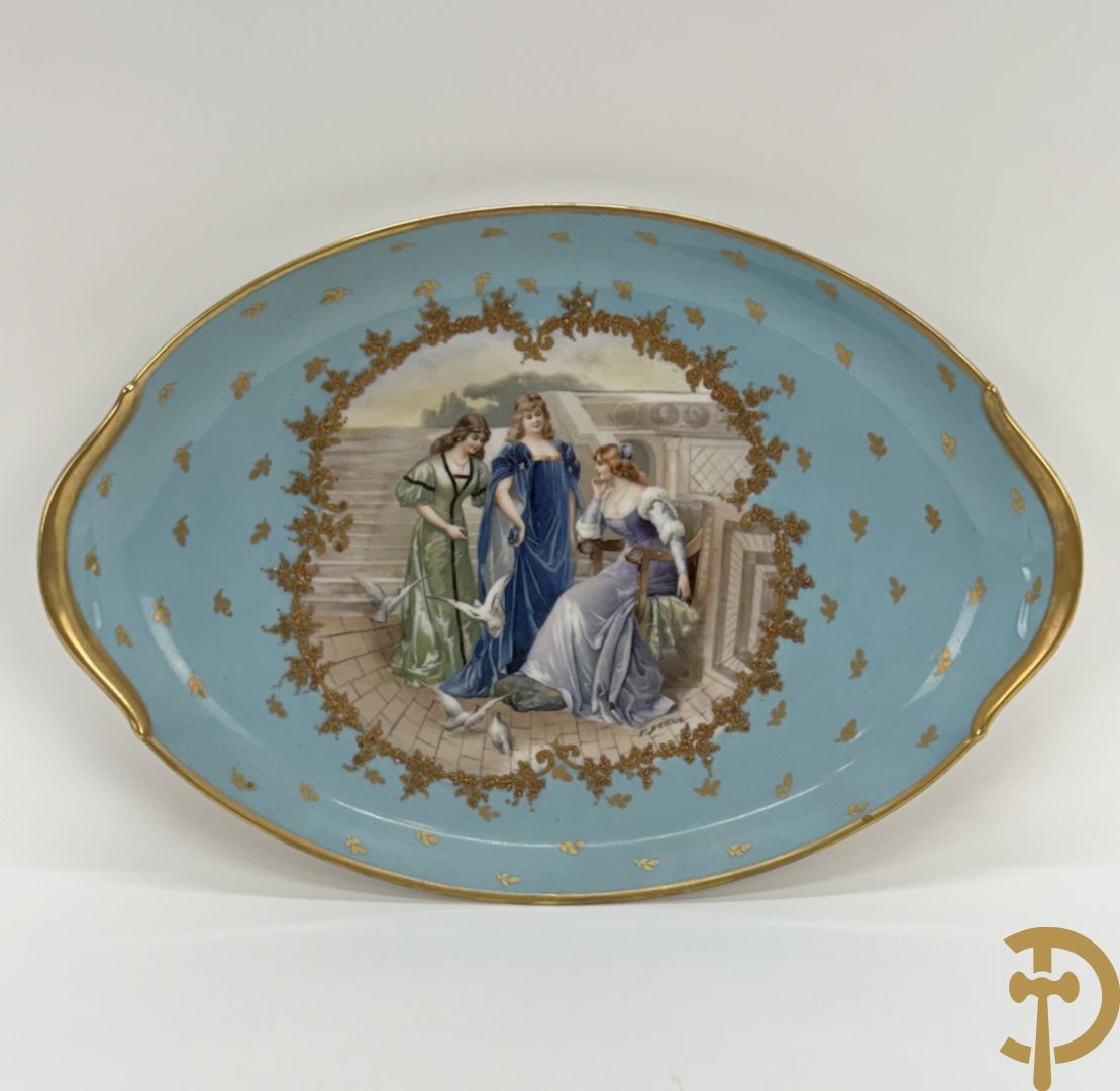 Ovale porseleinen schaal met decor van 3 dames met duiven, decor Brisson R. getekend, achteraan gemerkt Limoges france