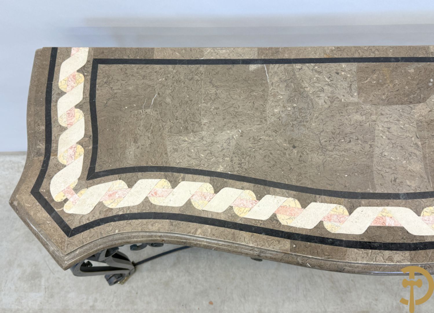 Gepatineerde smeedijzeren wandconsole met marmeren blad met inleg, op voluutvormige poten
