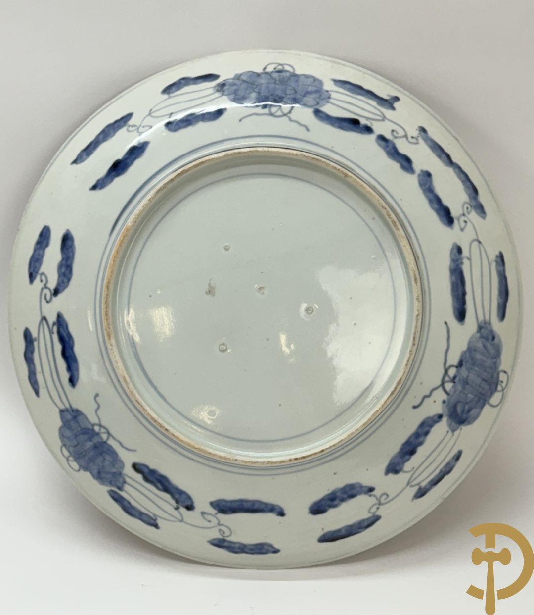 Twee porseleinen Imari schotels