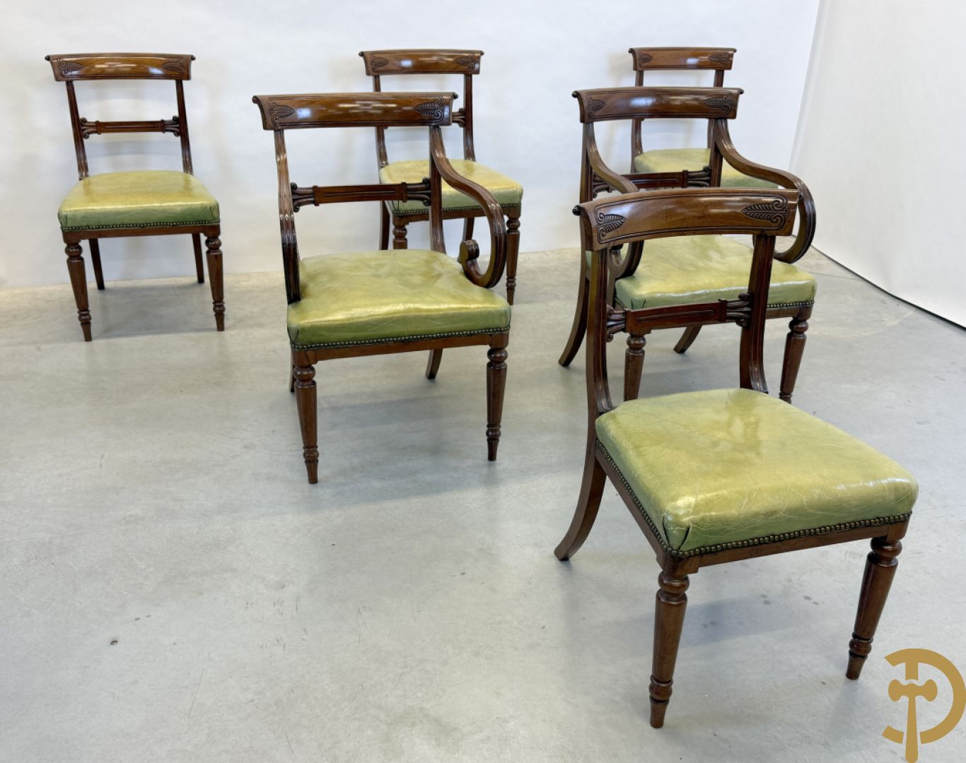 Set Engelse mahoniehouten stoelen met gondelvormige rug en lederen zitting (2 armzetels en 4 stoelen)