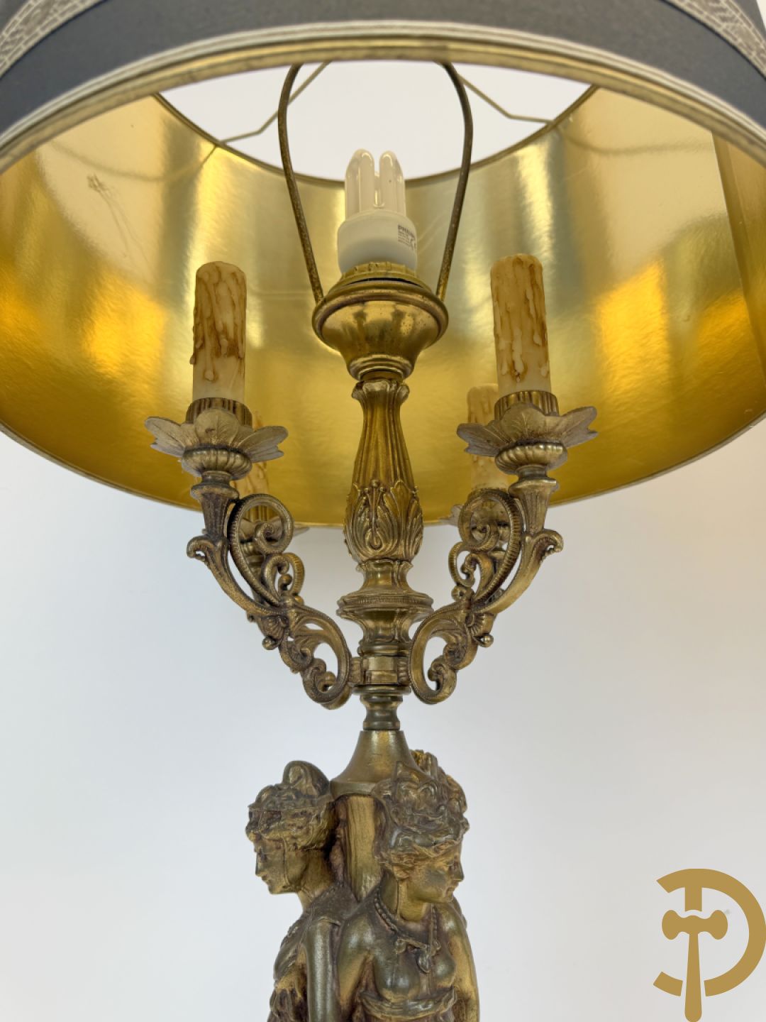 Paar vintage lampadaires met 3 karyathiden, bovenaan met 4 kaarsen en een lichtpunt, Deknudt