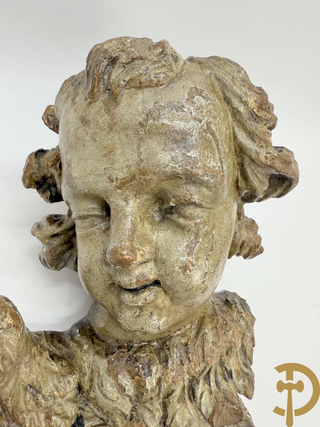 Houtsculptuur van gepolychromeerd engelenhoofd + engelenhoofd + sculptuur van accanthusrank