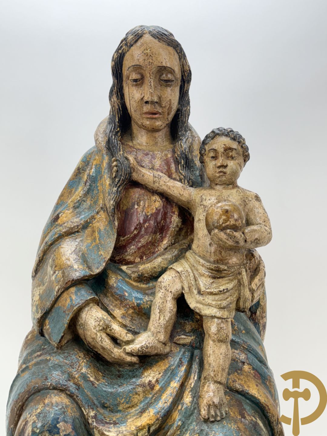 Houtsculptuur gepolychromeerde zittende Madonna met kind op de schoot, Zuid Europees