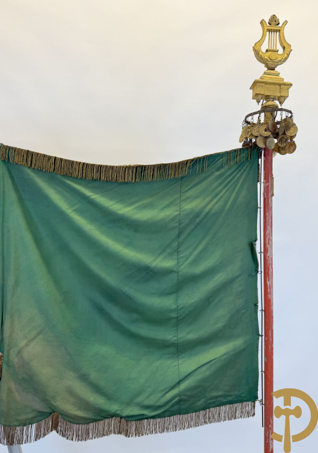 Vaandel van de muziekharmonie met goudbrocaat 