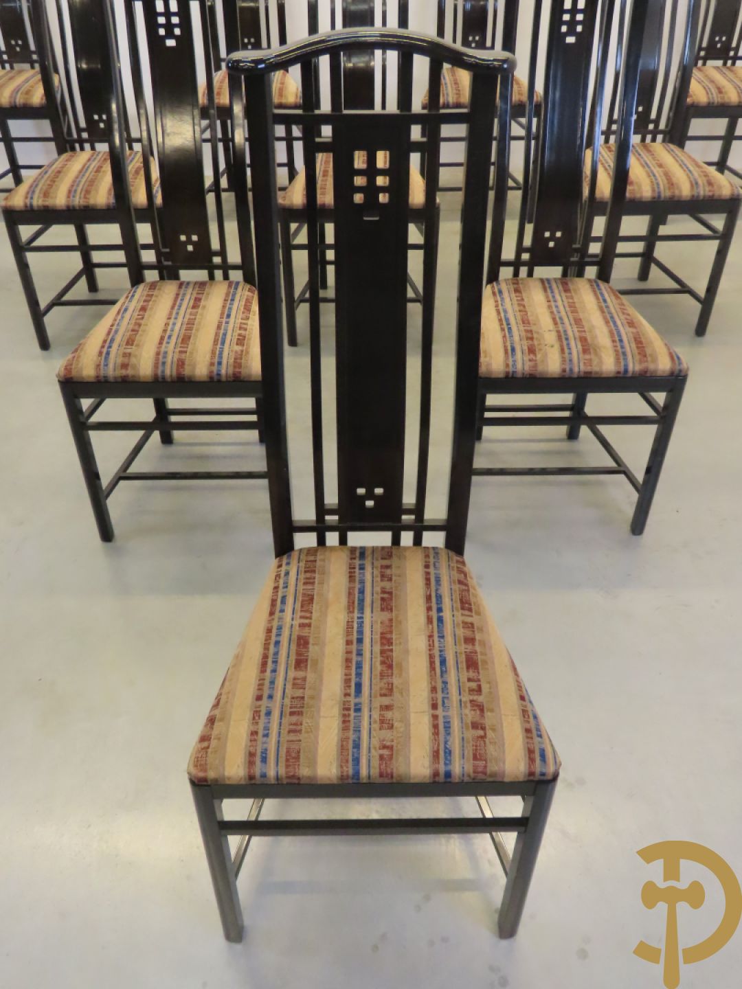 Grote ovale tafel van de Italiaanse ontwerper Umberto Asnago voor Giorgetti + 10 bijhorende hoogleunige stoelen