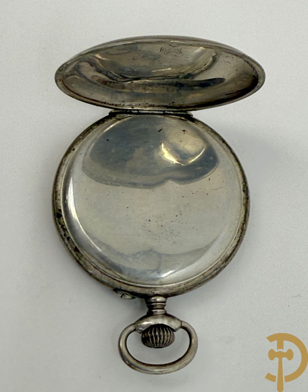 Vier 19e zakhorloges met Romeinse cijfers w.o. zilver + 2 zakhorlogekettingen