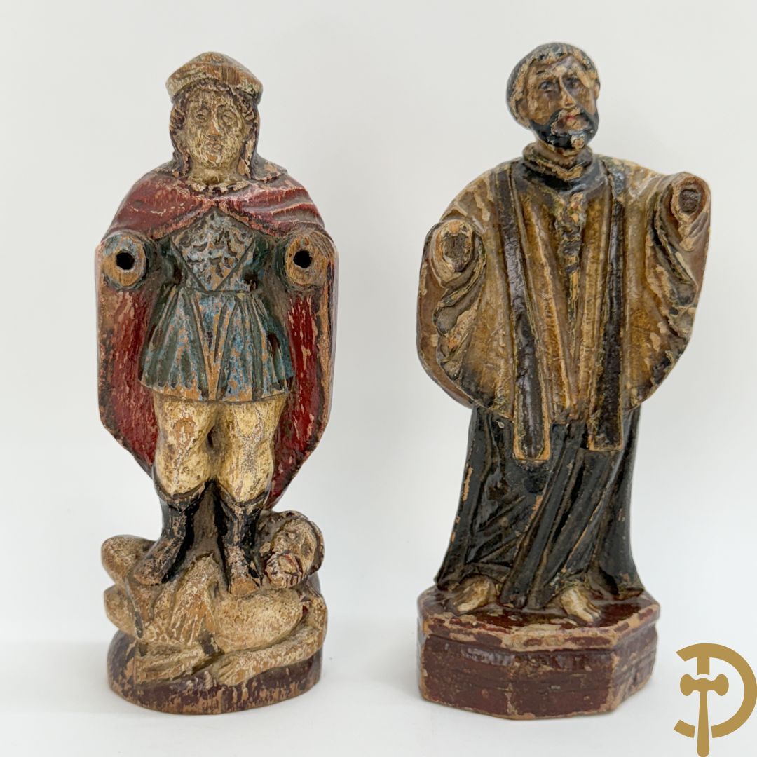 Houtsculptuur van gepolychromeerde evangelist, 18e + sculptuur van man steunend op Christusfiguur