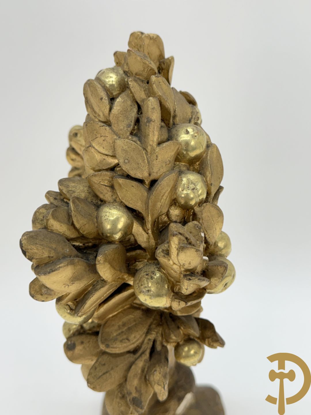 Houtgesculpteerde en vergulde relikwiehouder met boom uit het aards paradijs met de slang, 19e