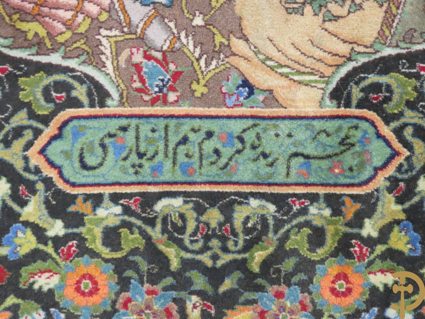 Oosters handgeknoopt tapijt Tabriz met figuratieve voorstelling, centraal met geanimeerde hofscène, omgeven door 4 hoekmedaillons met architecturale afbeeldingen - onderaan en bovenaan getekend