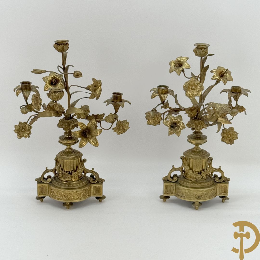 Paar bronzen kandelaars met guirlande en bloemenmotieven